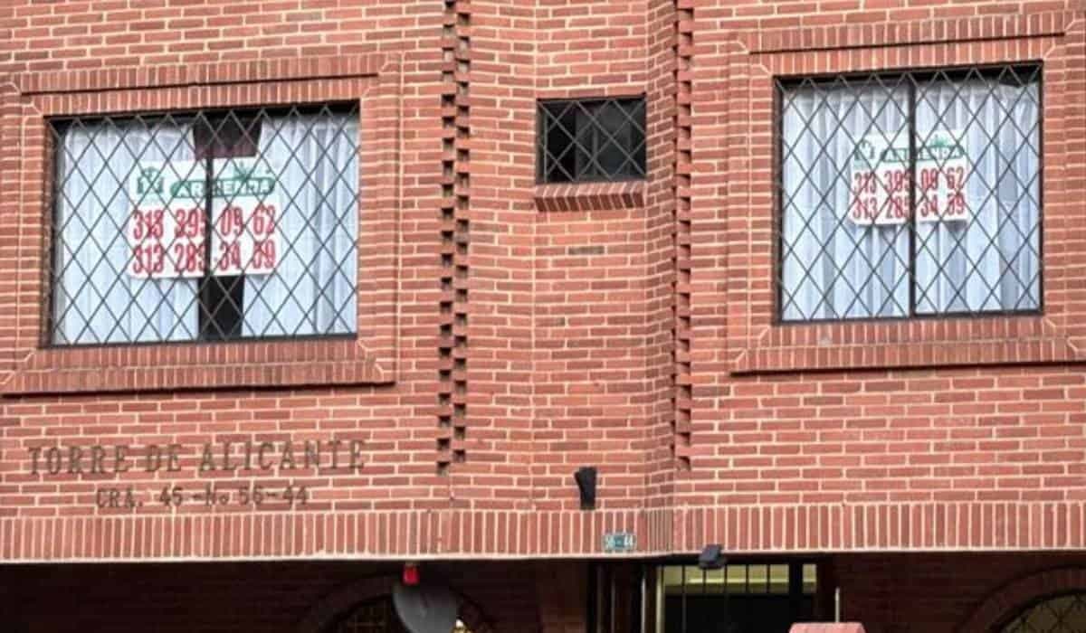 Avisos de se arrienda en las ventanas de un edificio de ladrillo