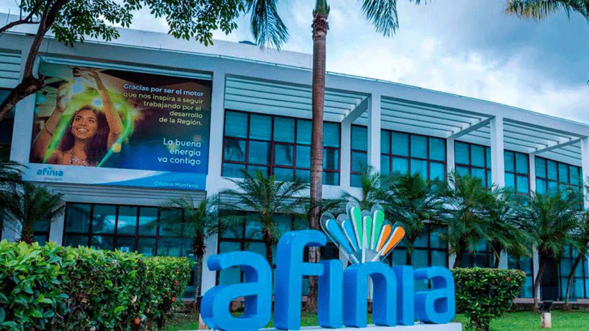 Sede de Afinia en Montería, con el letrero de la empresa en primer plano
