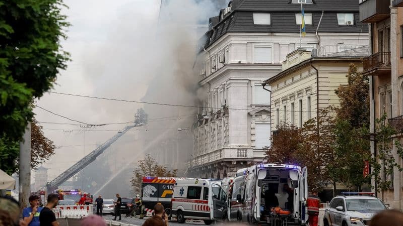 Humo sobre el edificio del Servicio de Seguridad de Ucrania en el centro de Kiev tras el impacto