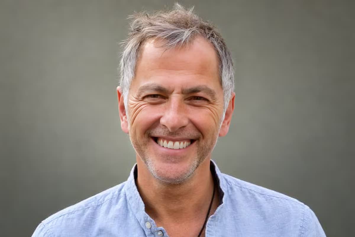 Retrato del actor argentino Marcelo Trepat, sonriente, con camisa azul