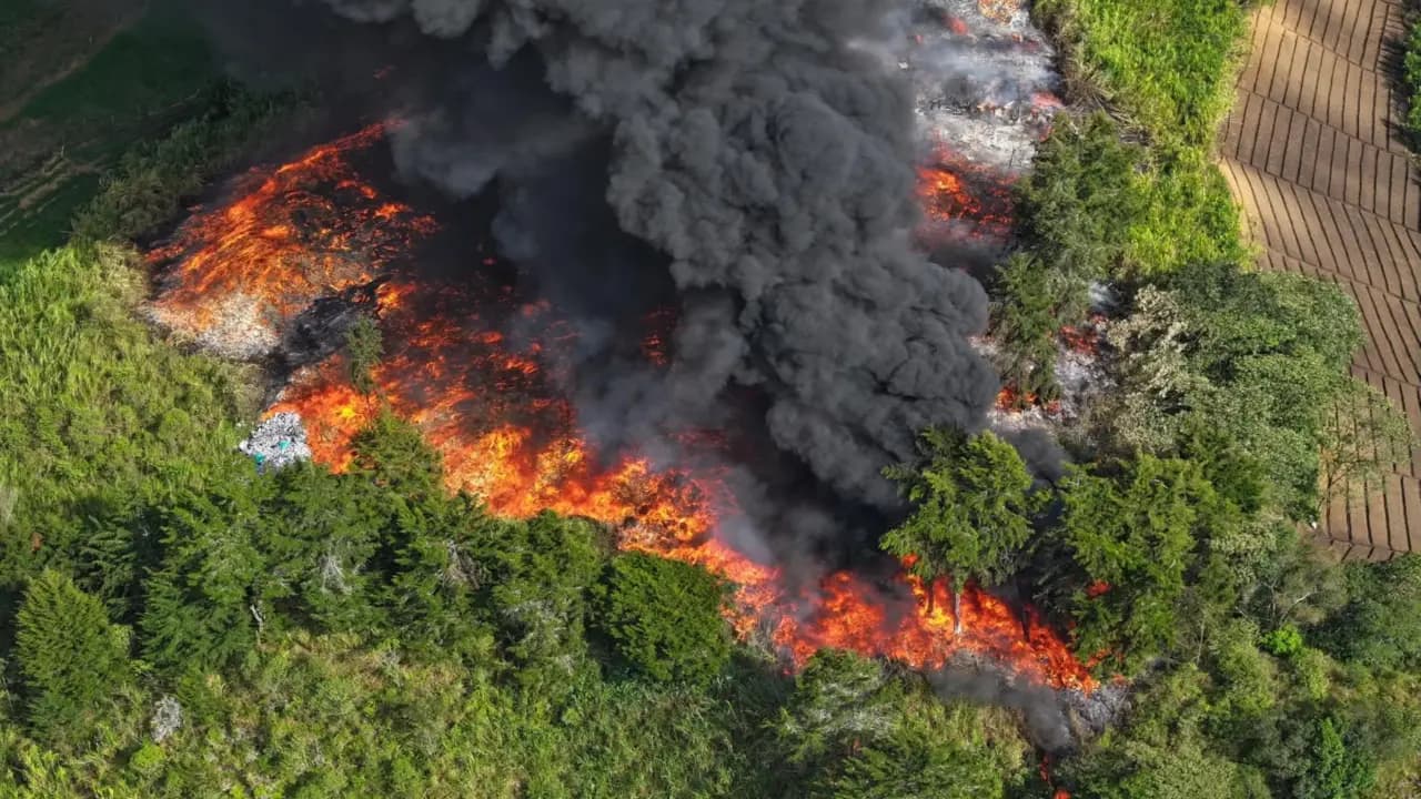 Columna de humo del incendio en la vereda La Laja, en Rionegro