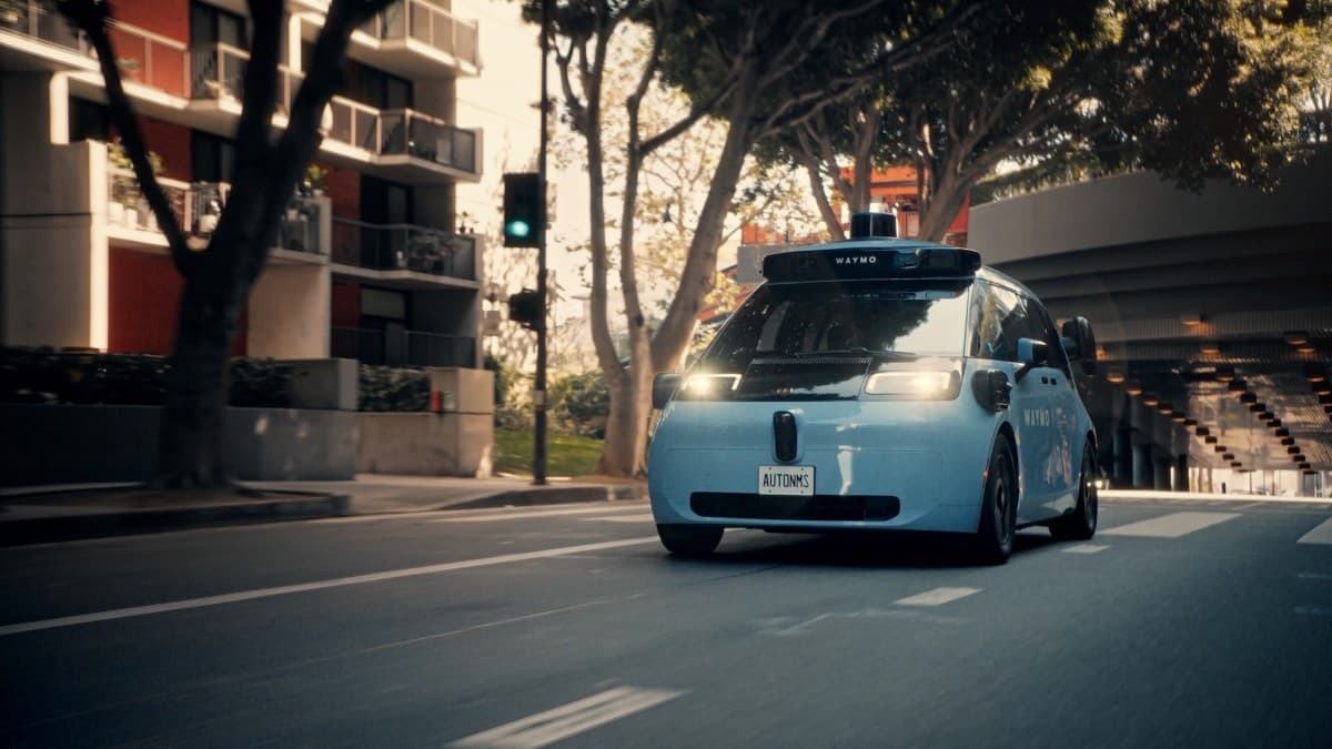 Un vehículo autónomo de Waymo circula por una calle de Estados Unidos
