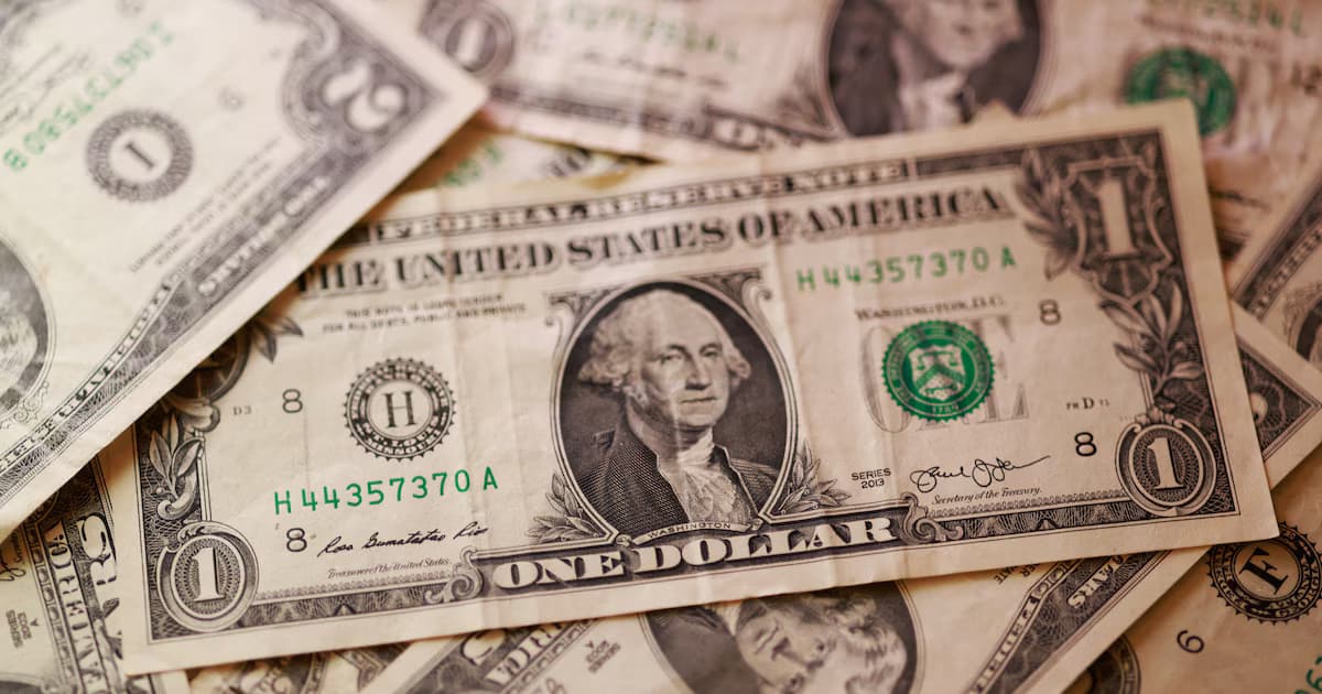 Billetes de dólar estadounidense y de peso colombiano