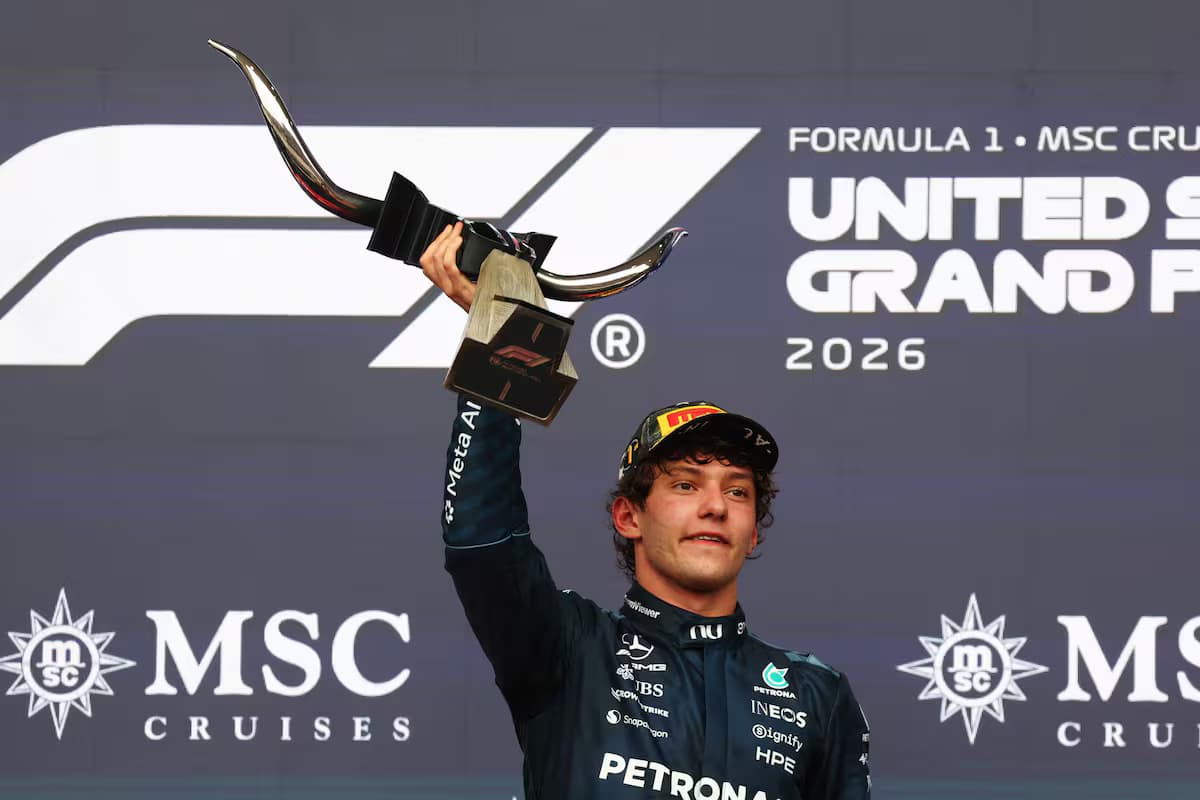 Kimi Antonelli levanta el trofeo del Gran Premio de Estados Unidos en el podio de Austin