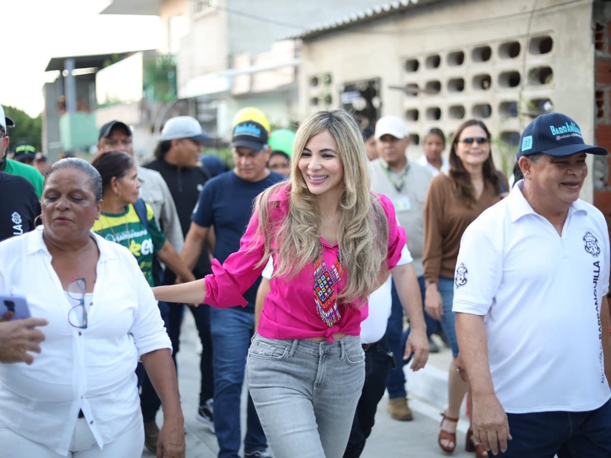 Ana María Aljure durante un recorrido por un barrio de Barranquilla