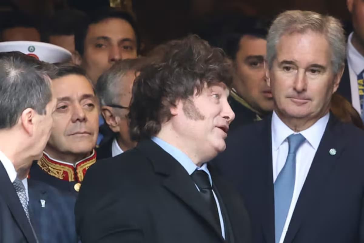 El presidente argentino, Javier Milei, rodeado de funcionarios