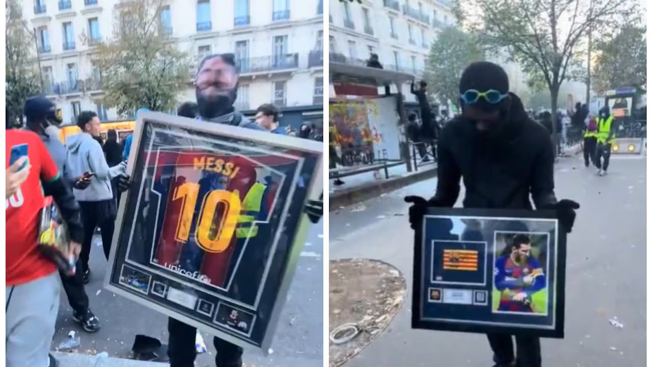 Dos hombres encapuchados muestran en una calle de París un cuadro con la camiseta 10 de Messi en el Barcelona y otro con su brazalete de capitán