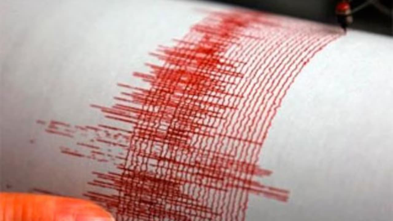 Aguja de un sismógrafo trazando líneas rojas sobre papel