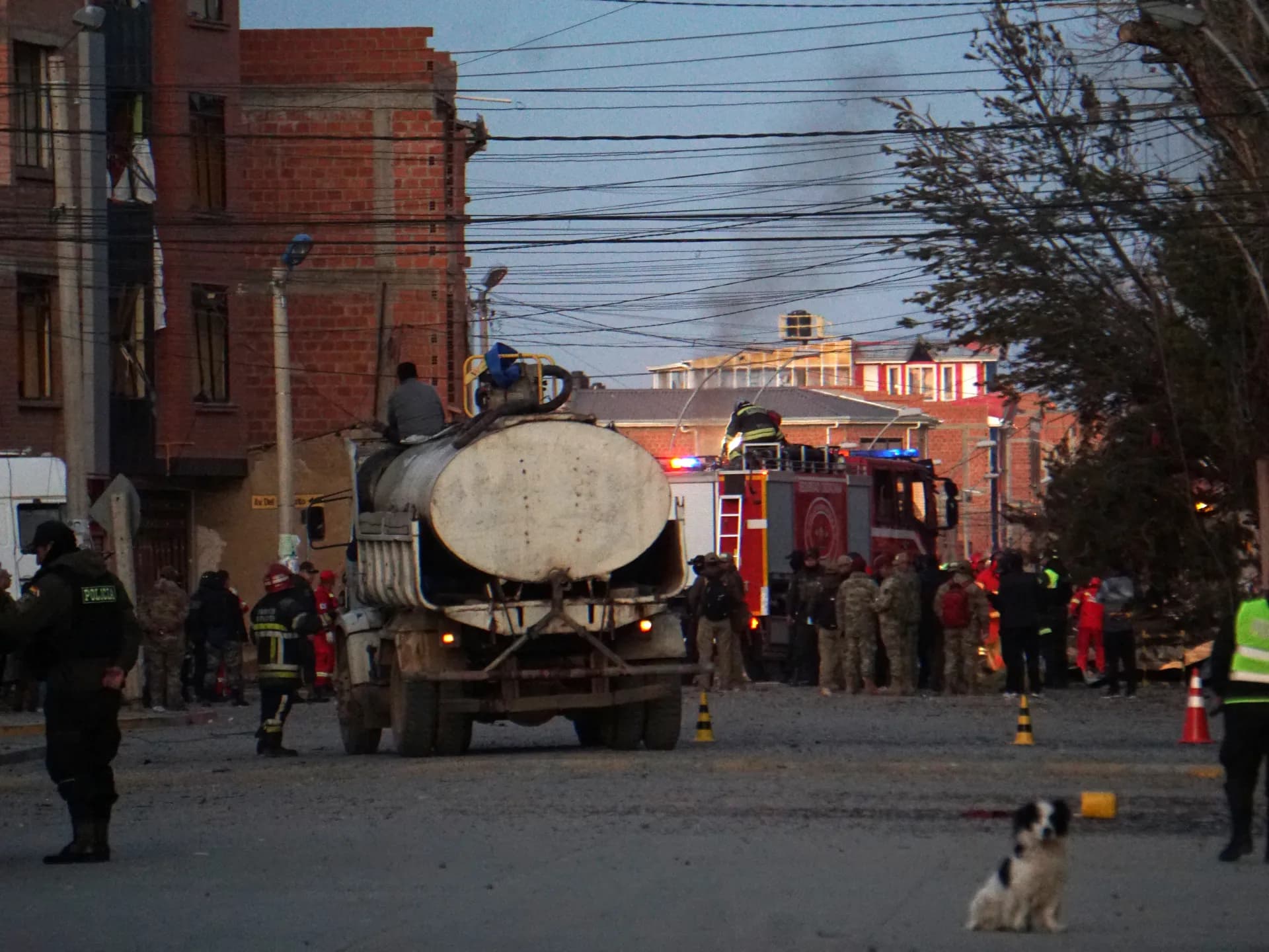 Bomberos, policías y militares en el lugar de la explosión en el cuartel de Viacha