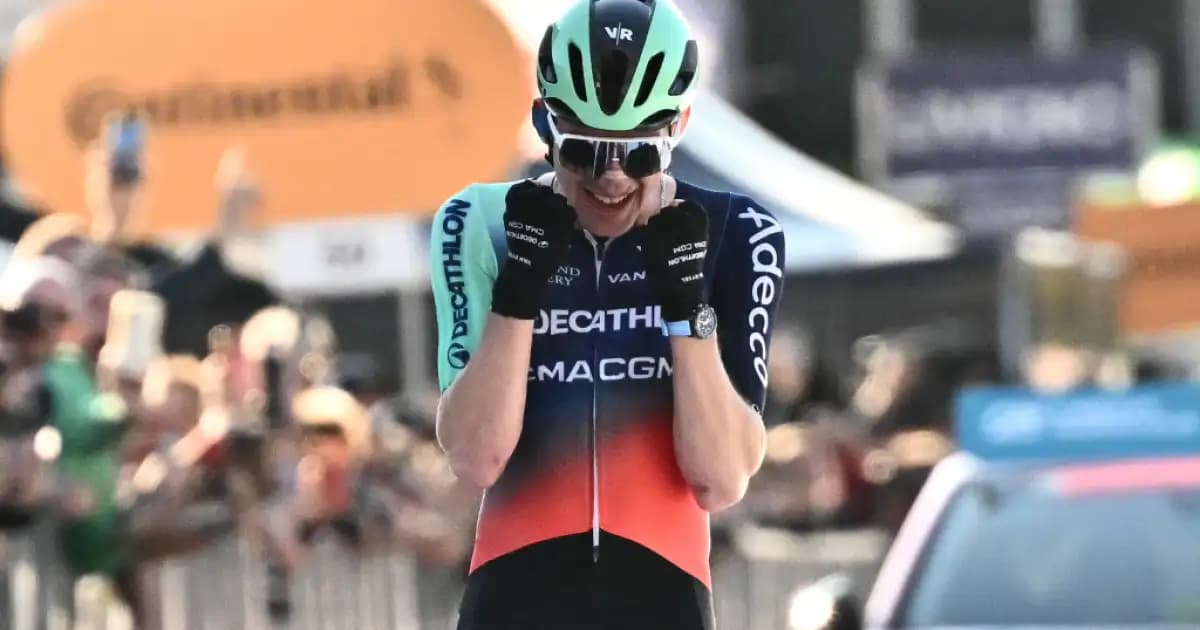 Paul Seixas celebra con los puños cerrados al cruzar la meta del Giro de Lombardía