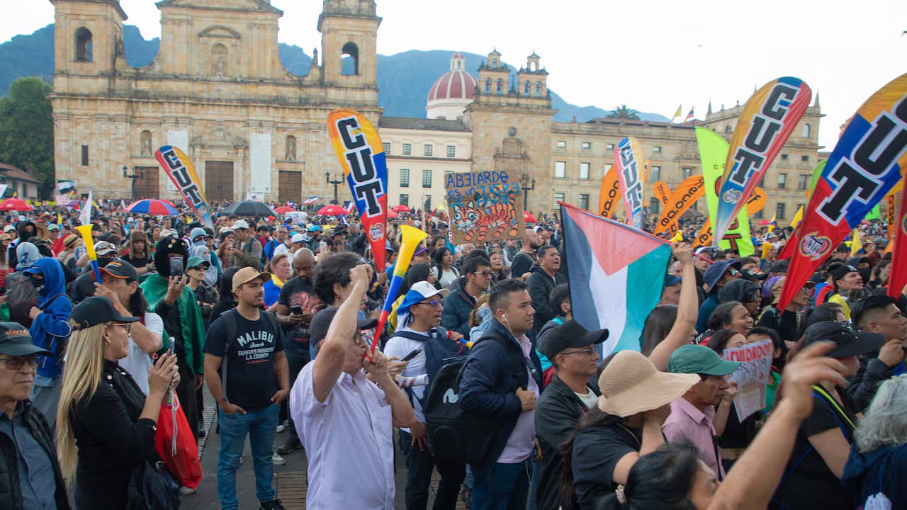 Manifestantes con banderas de la CUT en la Plaza de Bolívar de Bogotá