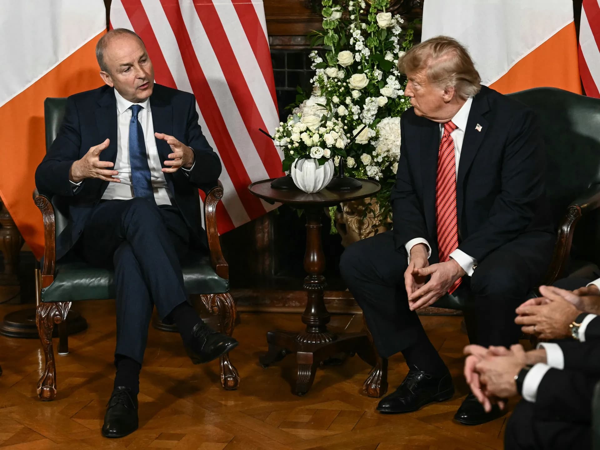 Donald Trump escucha al primer ministro irlandés, Micheál Martin, durante su reunión en Dublín