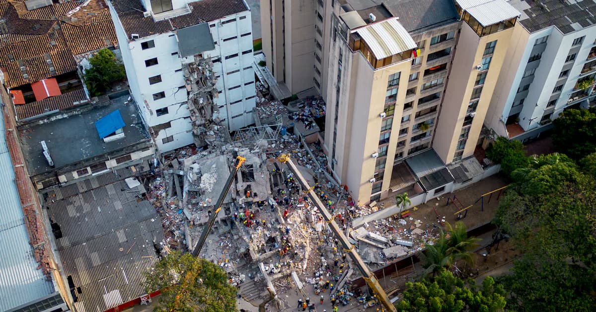 Vista aérea de un edificio colapsado y labores de rescate entre bloques de apartamentos tras el terremoto del 10 de agosto