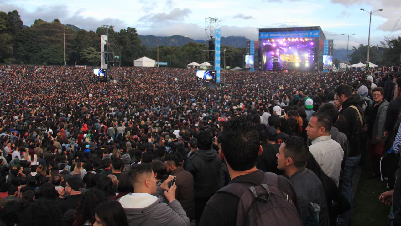 Multitud frente al escenario principal de Rock al Parque en el Parque Simón Bolívar de Bogotá