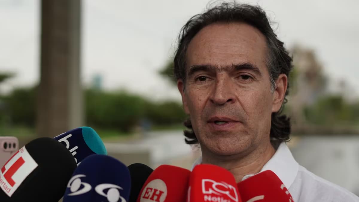 Federico Gutiérrez, alcalde de Medellín, habla con la prensa