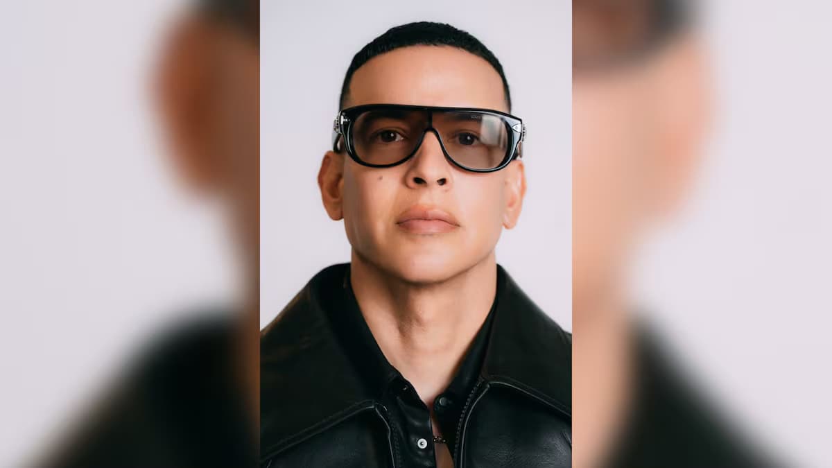 Retrato de Daddy Yankee con gafas oscuras y chaqueta de cuero negra