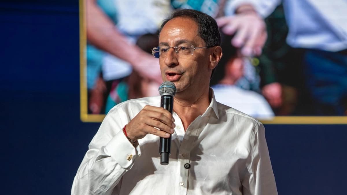 El vicepresidente José Manuel Restrepo habla con un micrófono en un acto público