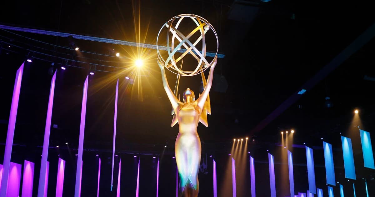 Estatuilla gigante de los Premios Emmy iluminada en el escenario de la ceremonia