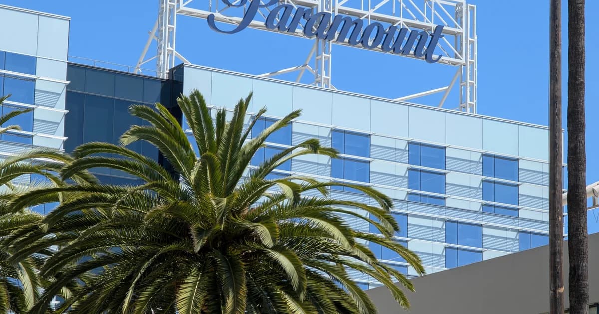Letrero de Paramount sobre un edificio de la compañía en Los Ángeles, junto a una palmera