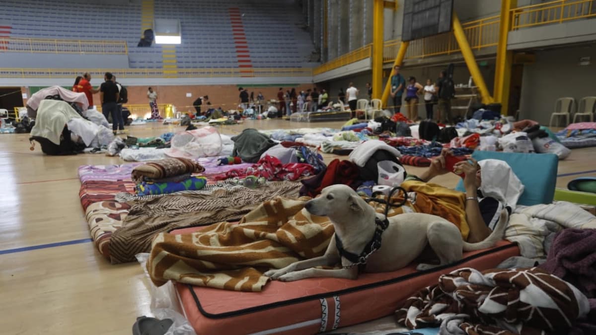 Familias damnificadas por el terremoto en un albergue temporal en Cali