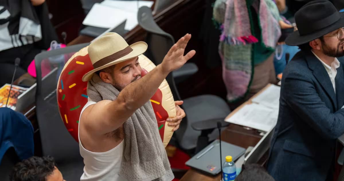 El representante Hernán Muriel, con sombrero, toalla y un flotador, en la plenaria de la Cámara