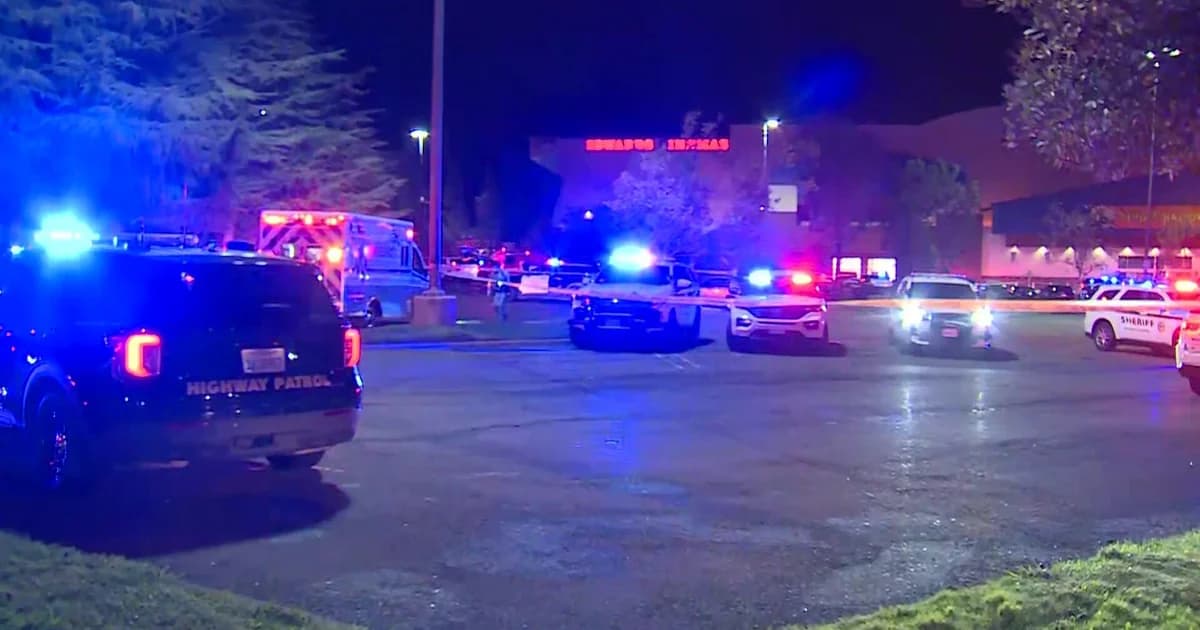 Patrullas y una ambulancia en el estacionamiento del centro comercial Solano Town Center, en Fairfield, tras el tiroteo