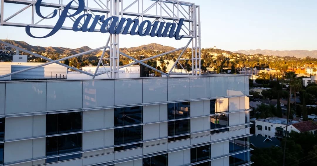 Letrero de Paramount sobre un edificio de la compañía en Hollywood, con las colinas de Los Ángeles al fondo