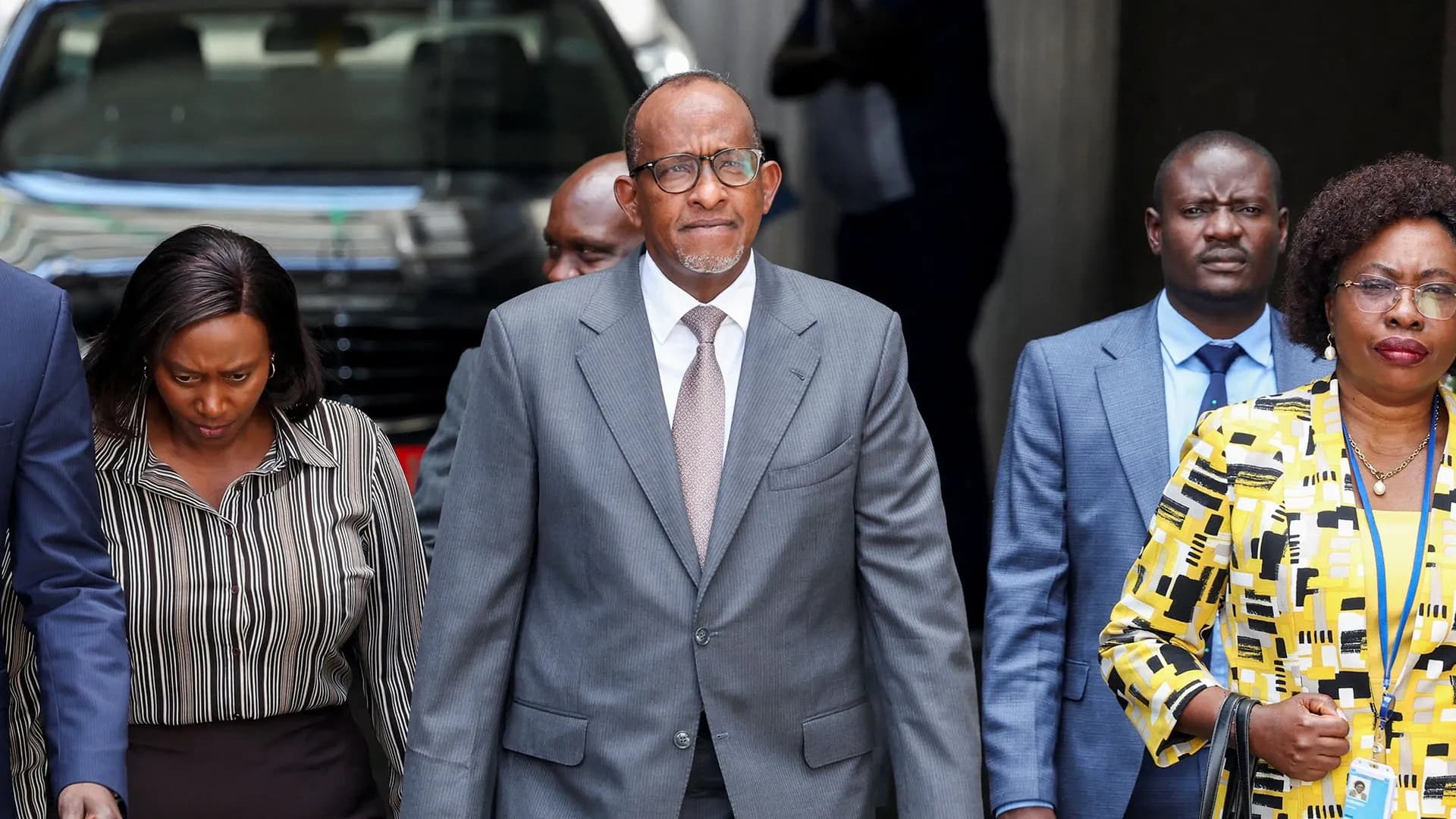 El ministro de Salud de Kenia, Aden Duale, camina junto a funcionarios en Nairobi