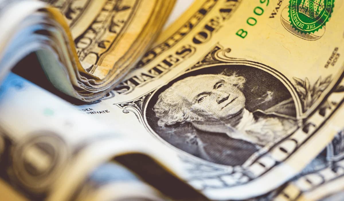 Primer plano de billetes de un dólar