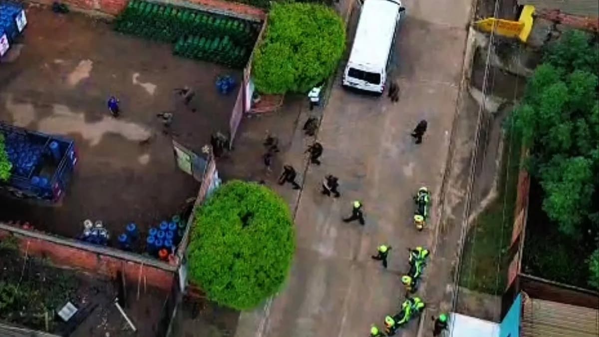 Vista aérea de un operativo de la Fuerza Pública en una calle