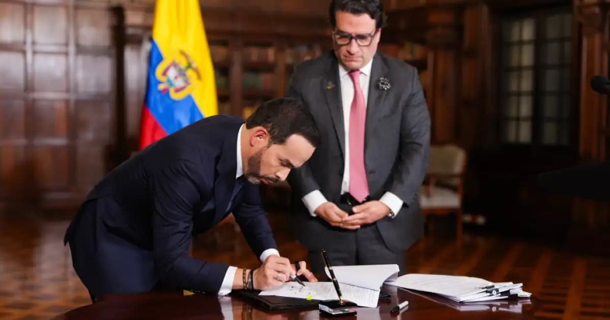 El presidente Abelardo de la Espriella firma un documento junto al ministro de Justicia, Iván Cancino