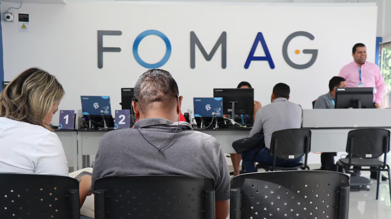 Docentes esperan atención en una oficina del Fomag