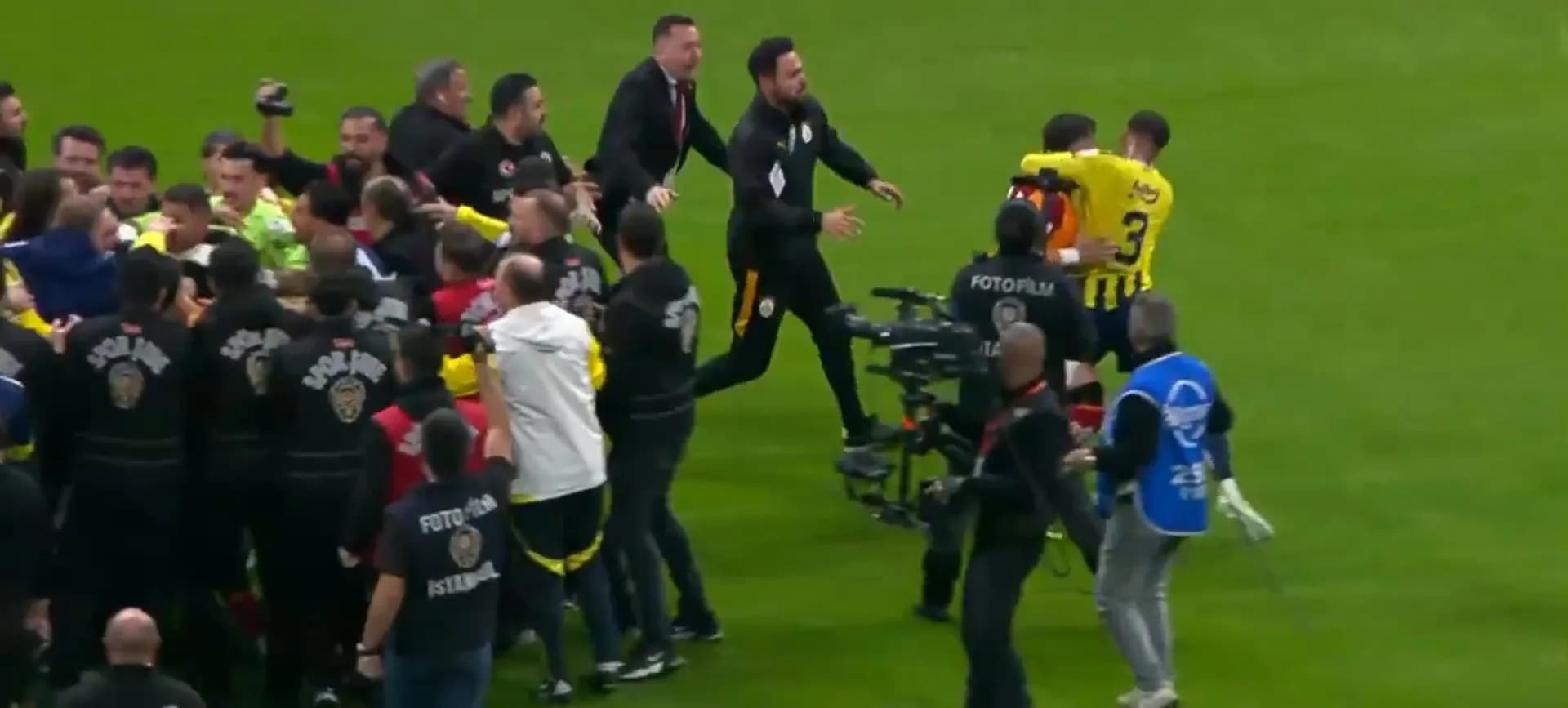 Jugadores, miembros de los cuerpos técnicos y personal de seguridad se enfrentan en la cancha al final del derbi entre Galatasaray y Fenerbahçe
