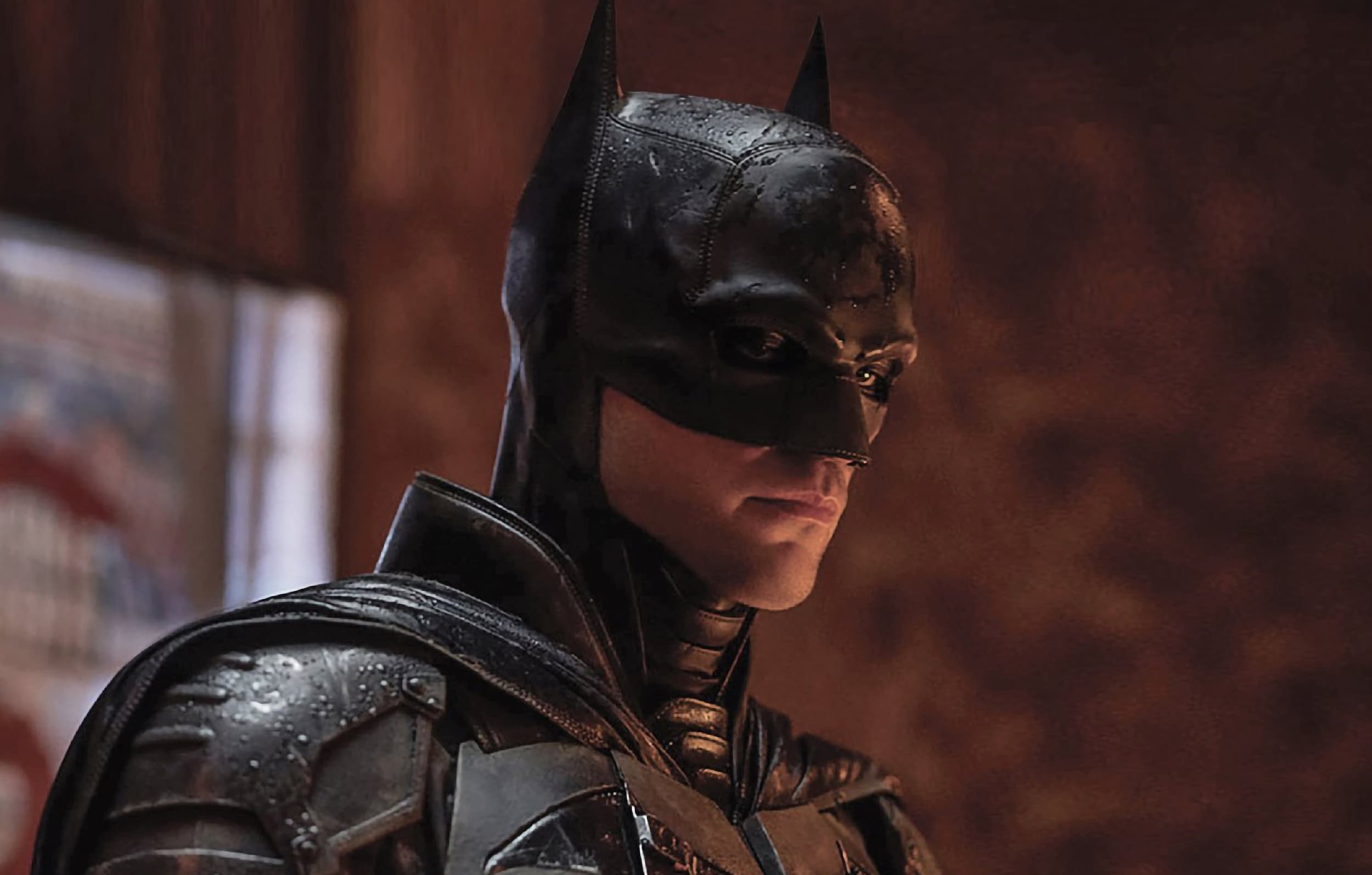 Robert Pattinson con el traje de Batman en una escena de «The Batman» (2022)