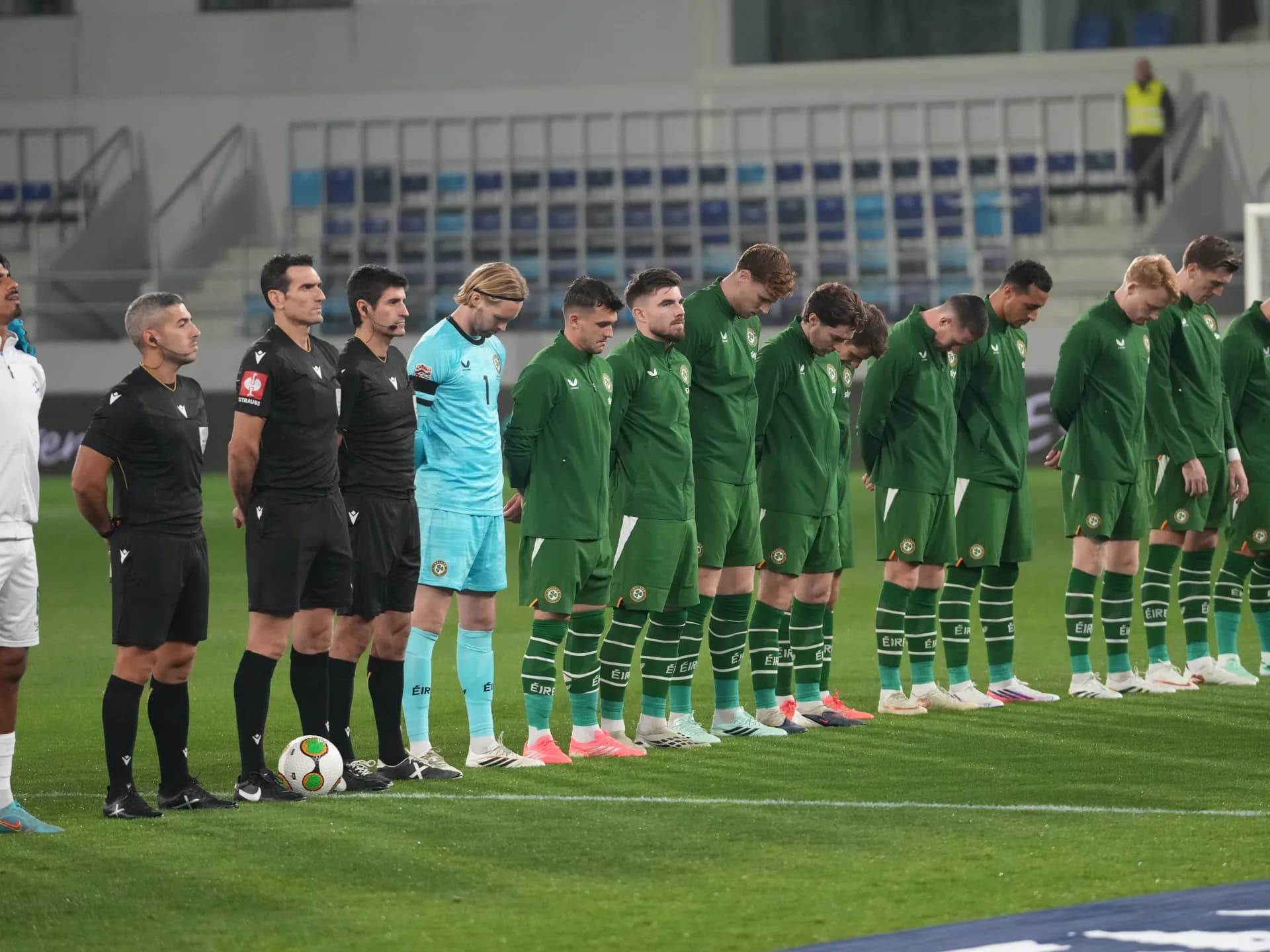 Los jugadores de Irlanda inclinan la cabeza antes del partido ante Israel en Backa Topola, Serbia