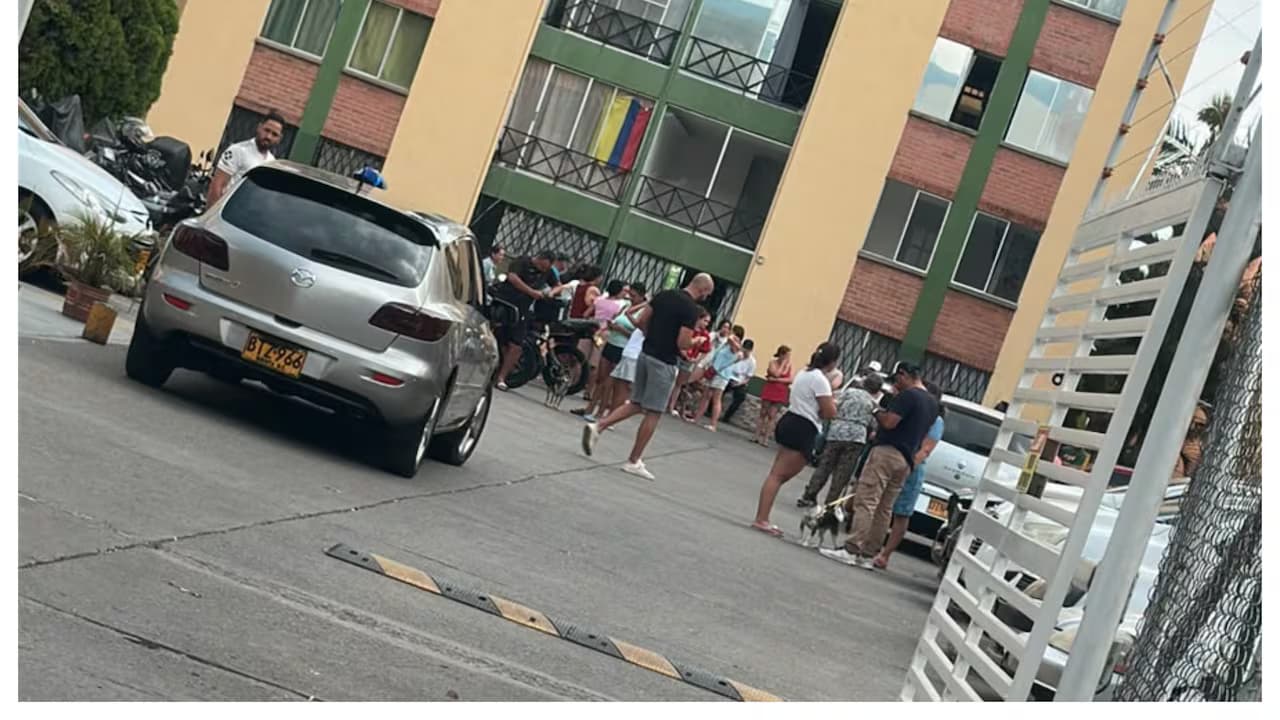 Vecinos de un conjunto residencial de Cali esperan en la calle tras salir de sus apartamentos durante los sismos de la tarde del 14 de septiembre