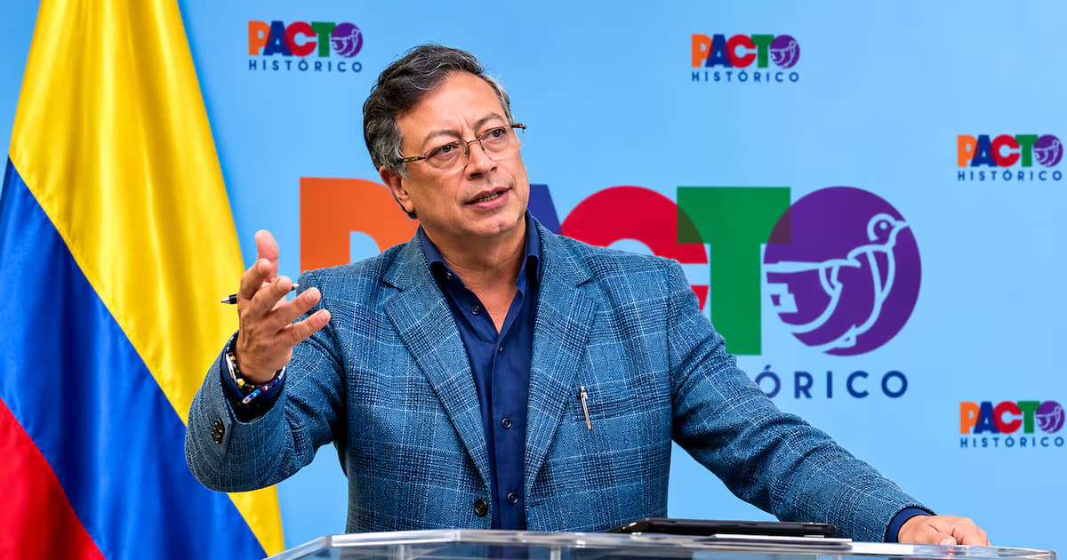 Gustavo Petro habla en un atril frente a un fondo con el logo del Pacto Histórico