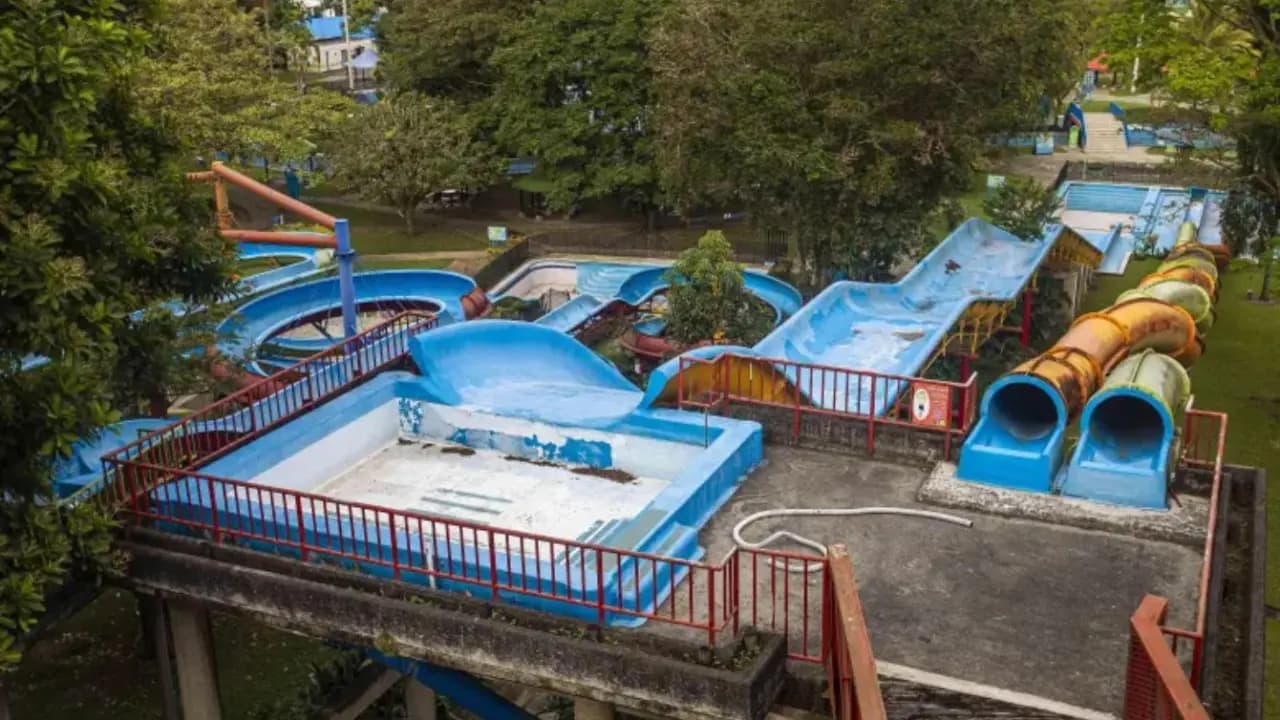 Toboganes y piscinas vacías del Parque de las Aguas, en Girardota