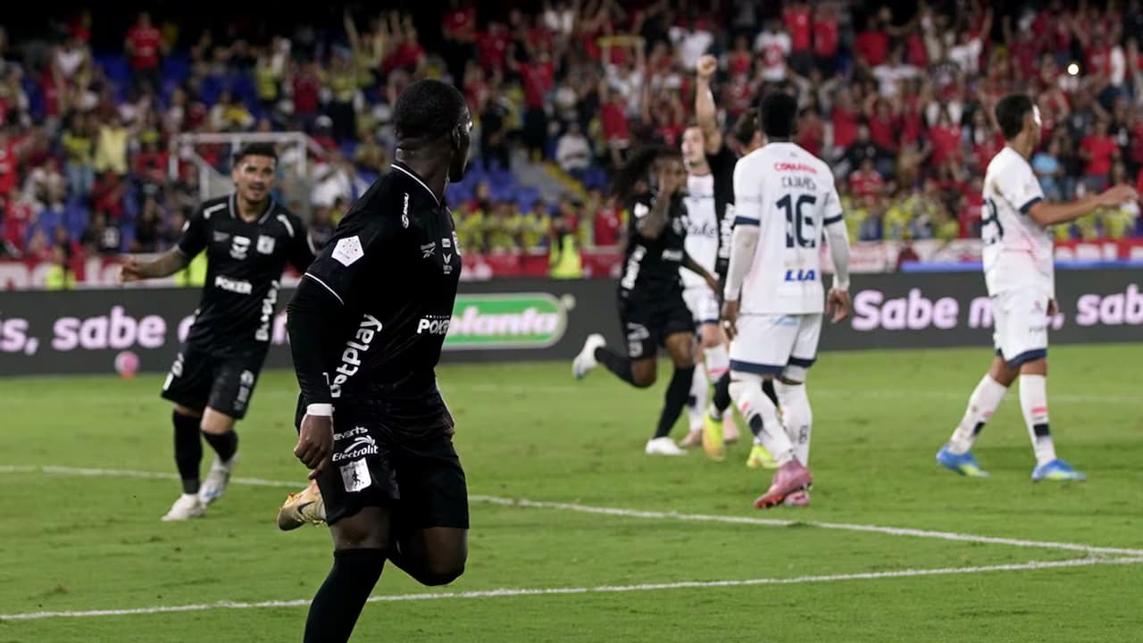 Jugadores de América de Cali celebran un gol en el estadio Pascual Guerrero