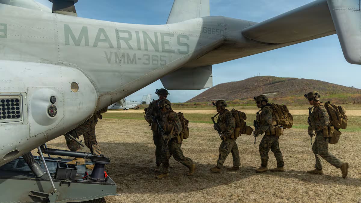 Infantes de marina de Estados Unidos abordan una aeronave V-22 en un ejercicio militar (foto de referencia)