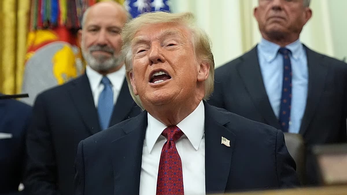 Donald Trump habla en el Despacho Oval acompañado por dos funcionarios de su gabinete