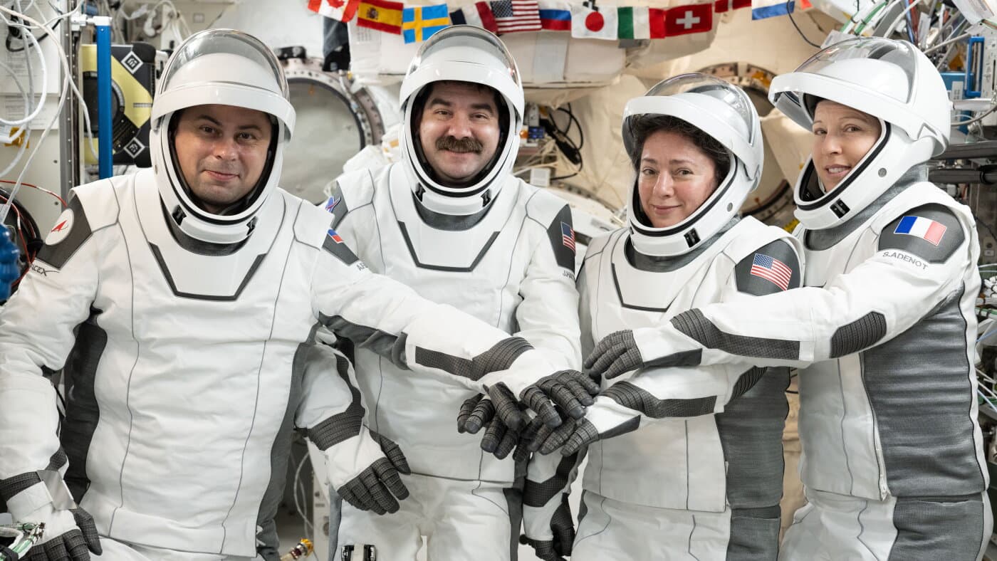 Andrey Fedyaev, Jack Hathaway, Jessica Meir y Sophie Adenot posan con sus trajes de presión a bordo de la Estación Espacial Internacional