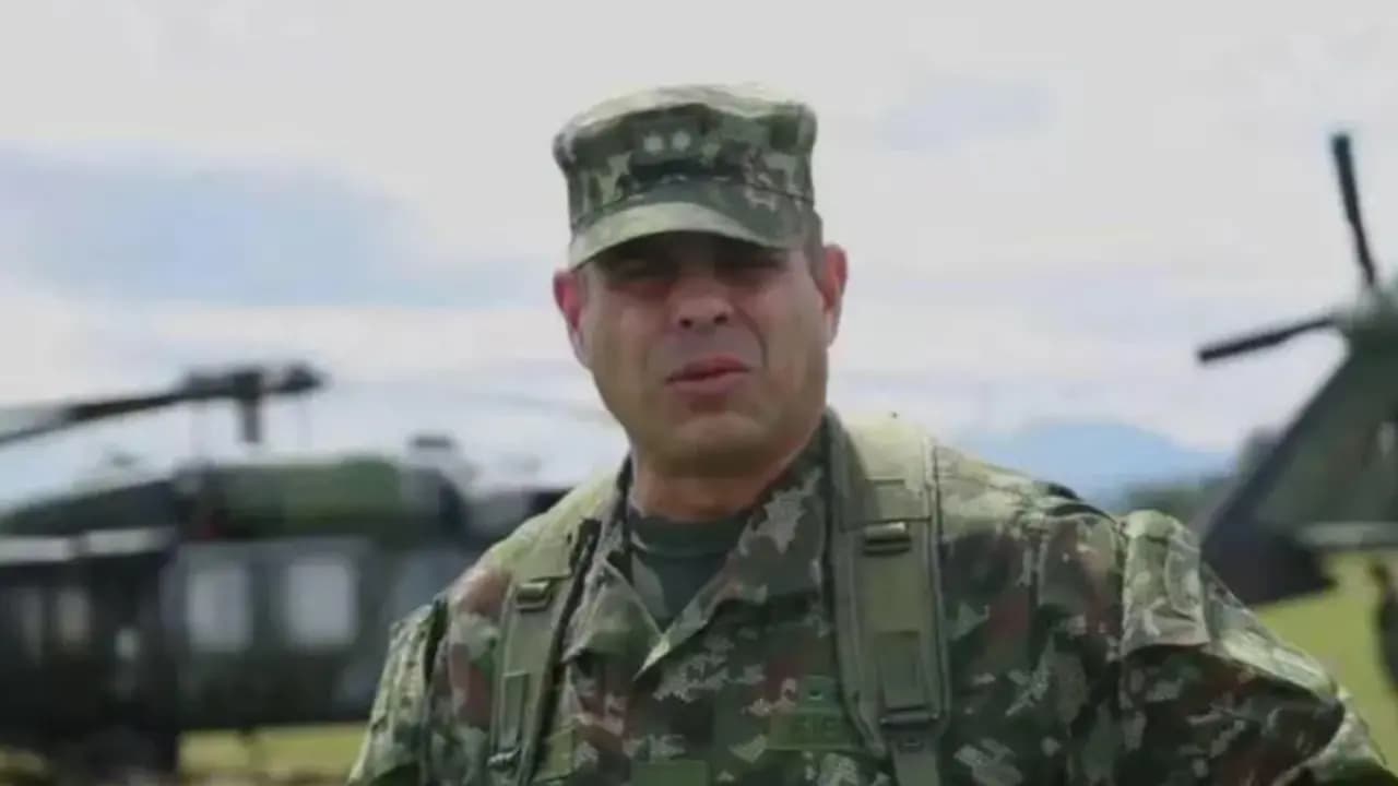 El brigadier general Federico Mejía, con uniforme de campaña, frente a helicópteros del Ejército