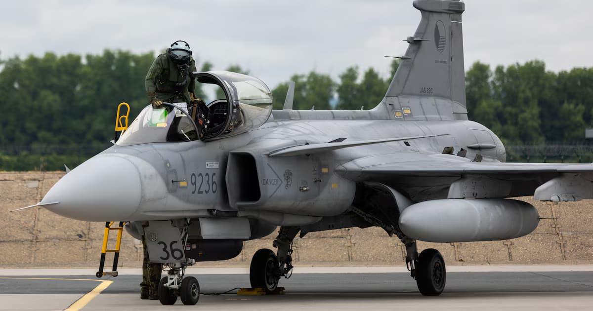 Un avión de combate Gripen en vuelo
