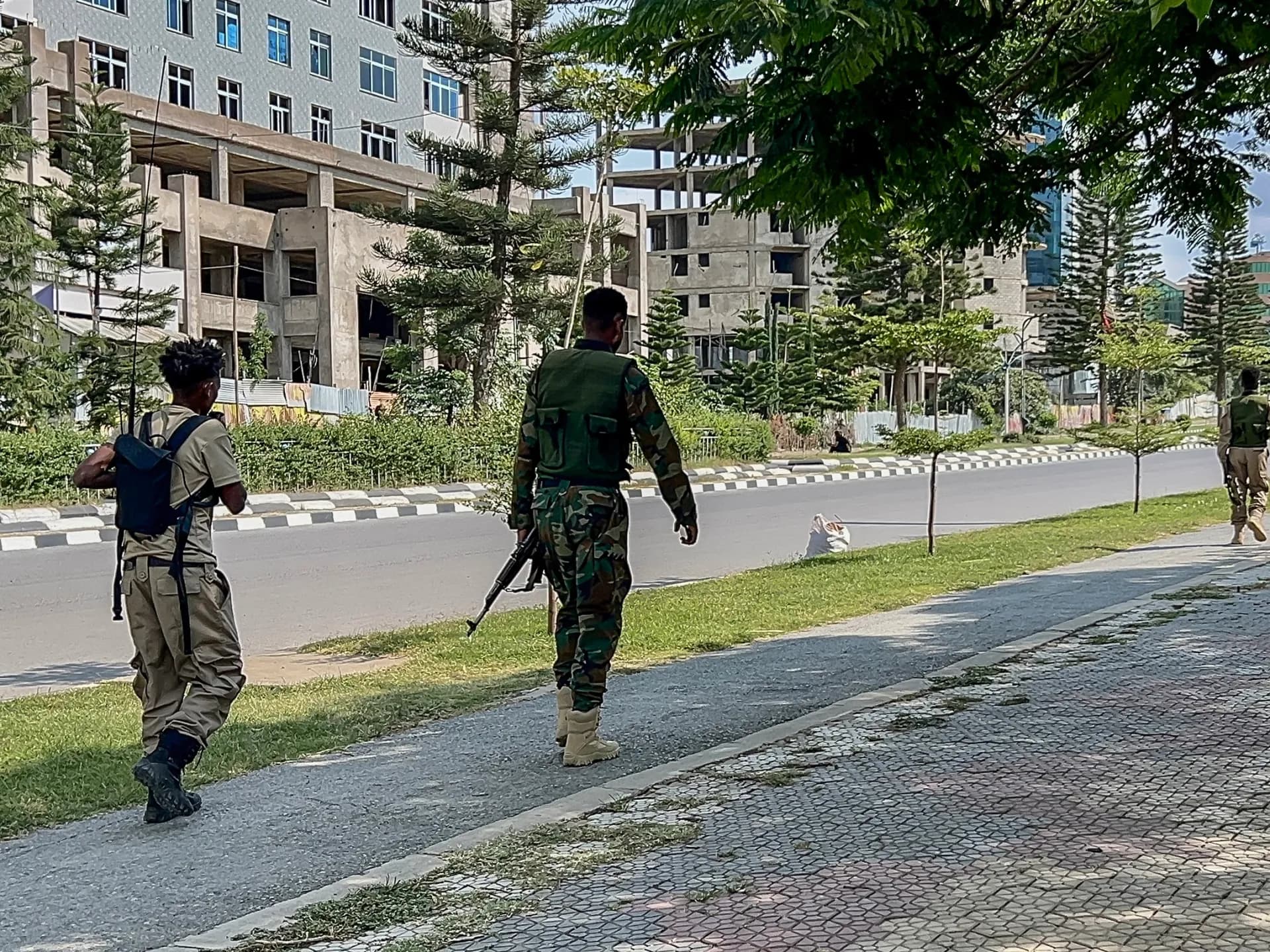 Hombres armados patrullan una avenida de Mekelle, capital de la región etíope de Tigray