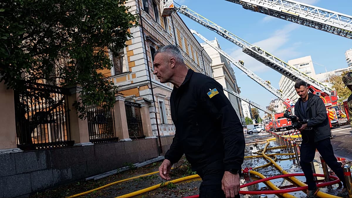 El alcalde de Kiev, Vitali Klitschko, camina junto a camiones de bomberos en una calle de la ciudad