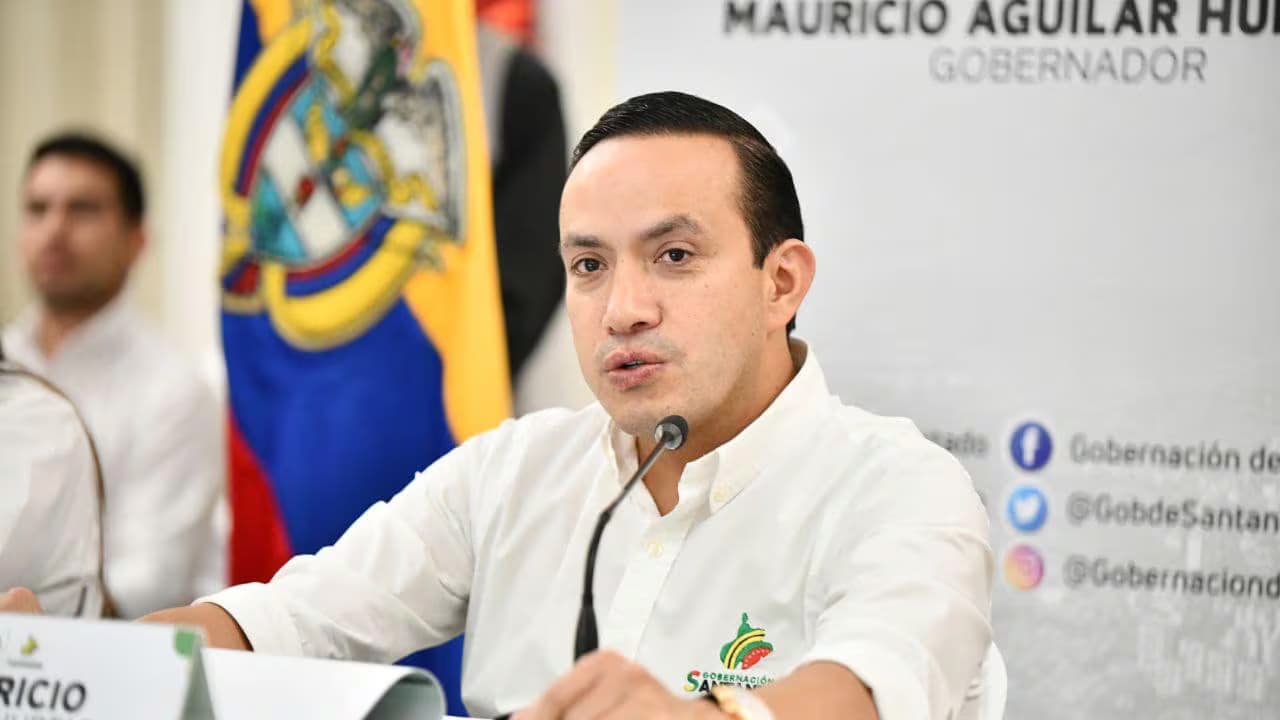 Mauricio Aguilar Hurtado habla en una rueda de prensa cuando era gobernador de Santander