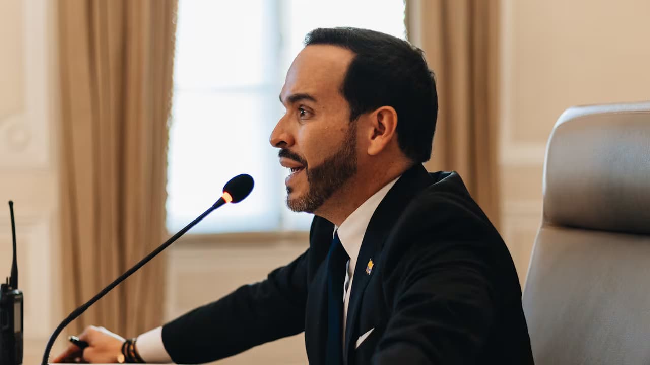 El presidente Abelardo de la Espriella habla ante un micrófono en la Casa de Nariño