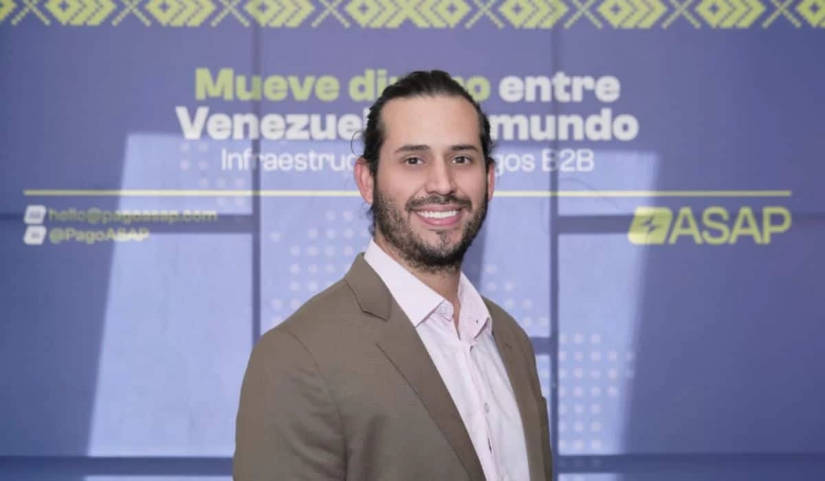 Freddy Genatios, director general de Pago ASAP, posa frente a un panel de la compañía