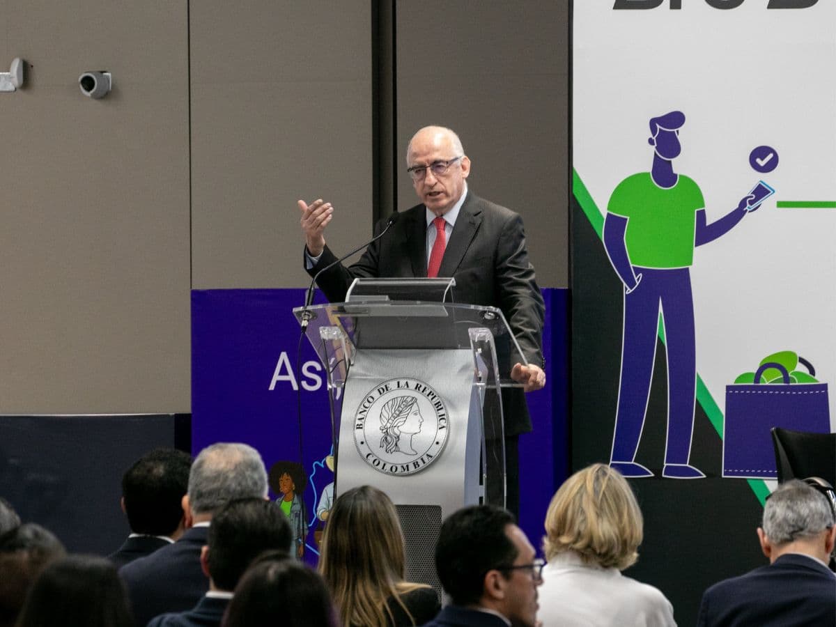 Leonardo Villar, gerente del Banco de la República, en un acto sobre Bre-B